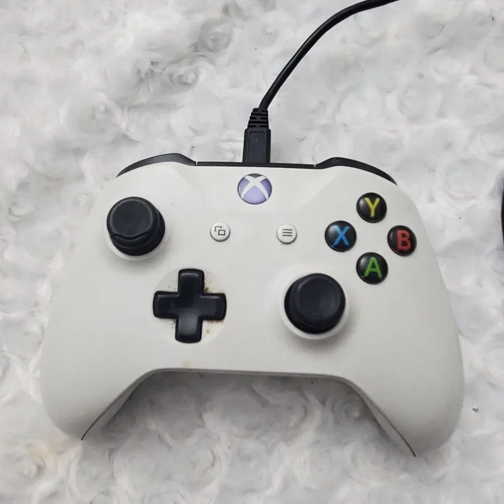 Microsoft Xbox One Model 1708 wireless controller White textured grips